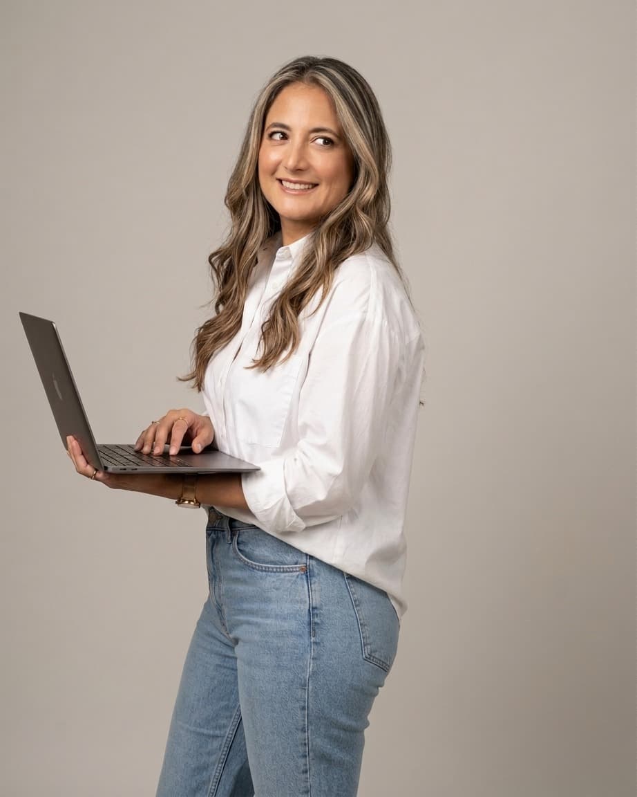 Trinidad Jimena Vidal de pie, con el computador en la mano